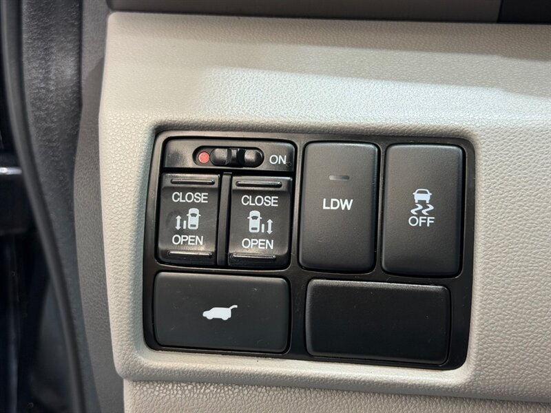 2016 Honda Odyssey EX-L 8-Passenger w/ Camera / DVD / NEW TIRES / Leather w. Heated Seats / LOW MILES - Photo 21 - Gladstone, OR 97027