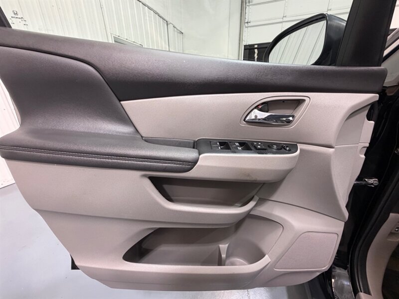 2016 Honda Odyssey EX-L 8-Passenger w/ Camera / DVD / NEW TIRES / Leather w. Heated Seats / LOW MILES - Photo 31 - Gladstone, OR 97027