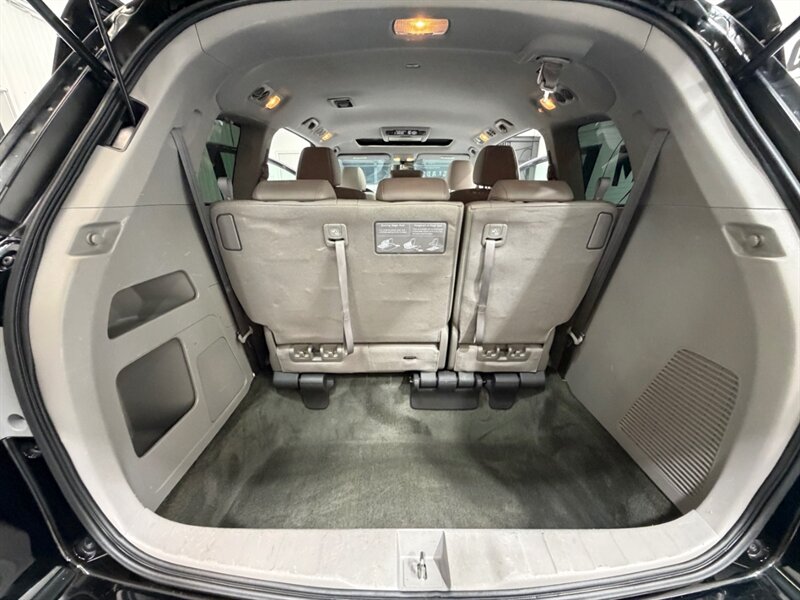 2016 Honda Odyssey EX-L 8-Passenger w/ Camera / DVD / NEW TIRES / Leather w. Heated Seats / LOW MILES - Photo 12 - Gladstone, OR 97027