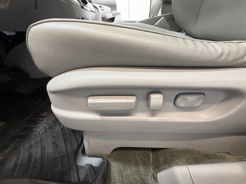 2016 Honda Odyssey EX-L 8-Passenger w/ Camera / DVD / NEW TIRES / Leather w. Heated Seats / LOW MILES - Photo 34 - Gladstone, OR 97027
