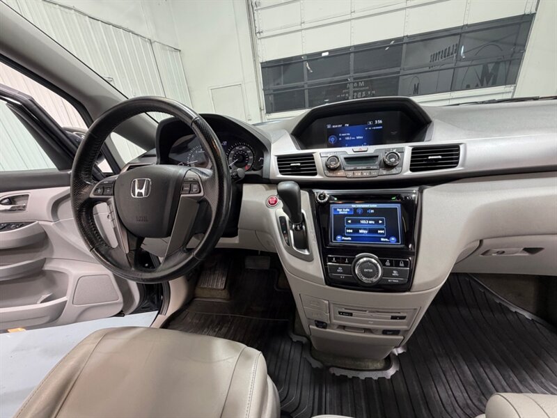 2016 Honda Odyssey EX-L 8-Passenger w/ Camera / DVD / NEW TIRES / Leather w. Heated Seats / LOW MILES - Photo 17 - Gladstone, OR 97027