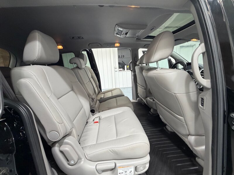 2016 Honda Odyssey EX-L 8-Passenger w/ Camera / DVD / NEW TIRES / Leather w. Heated Seats / LOW MILES - Photo 14 - Gladstone, OR 97027