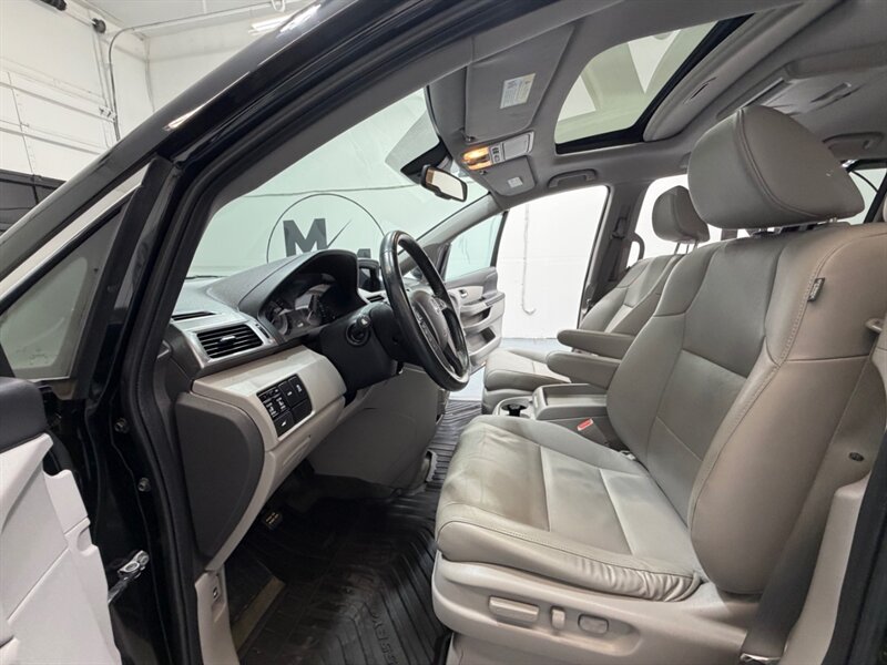 2016 Honda Odyssey EX-L 8-Passenger w/ Camera / DVD / NEW TIRES / Leather w. Heated Seats / LOW MILES - Photo 9 - Gladstone, OR 97027