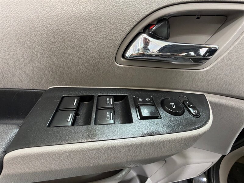 2016 Honda Odyssey EX-L 8-Passenger w/ Camera / DVD / NEW TIRES / Leather w. Heated Seats / LOW MILES - Photo 33 - Gladstone, OR 97027
