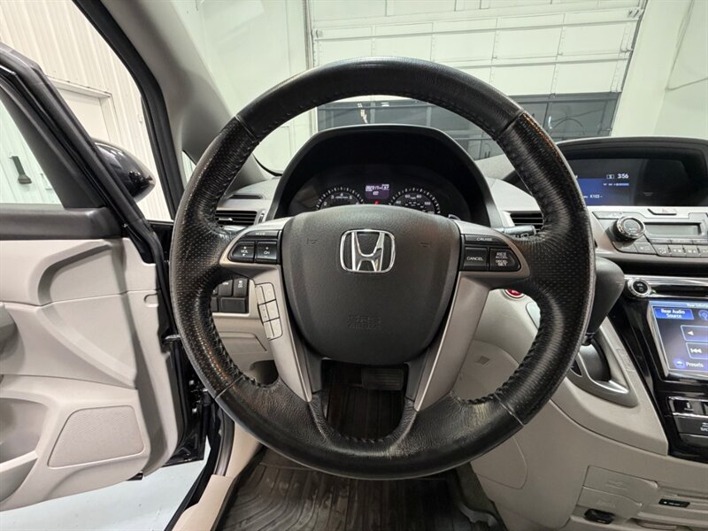2016 Honda Odyssey EX-L 8-Passenger w/ Camera / DVD / NEW TIRES / Leather w. Heated Seats / LOW MILES - Photo 16 - Gladstone, OR 97027