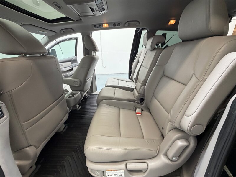 2016 Honda Odyssey EX-L 8-Passenger w/ Camera / DVD / NEW TIRES / Leather w. Heated Seats / LOW MILES - Photo 10 - Gladstone, OR 97027