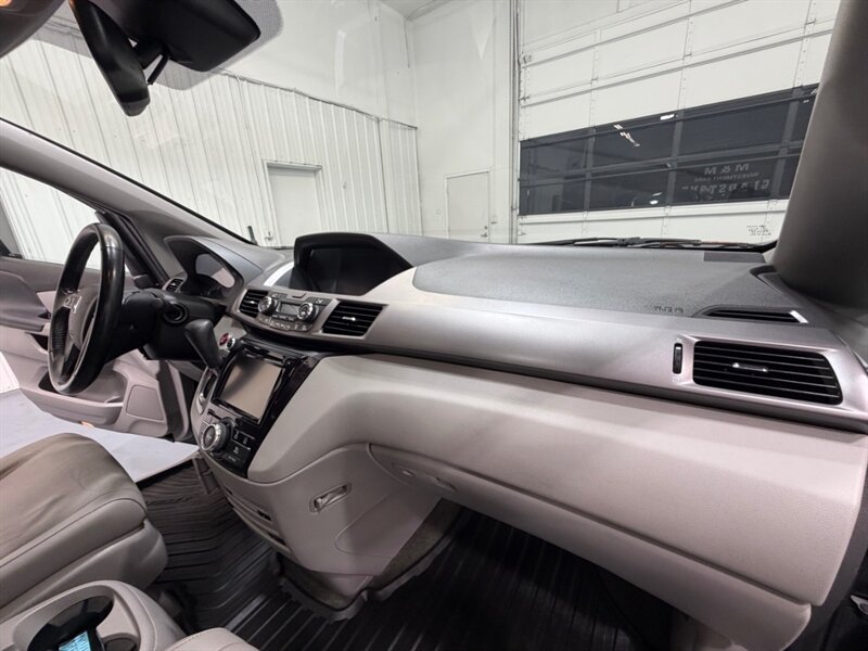 2016 Honda Odyssey EX-L 8-Passenger w/ Camera / DVD / NEW TIRES / Leather w. Heated Seats / LOW MILES - Photo 35 - Gladstone, OR 97027