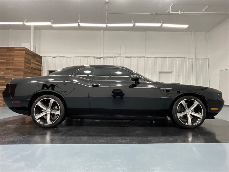 2014 Dodge Challenger R/T Shaker Package Coupe / 5.7L V8 HEMI / 6-SPEED  / ONLY 62,000 MILES - Photo 4 - Gladstone, OR 97027