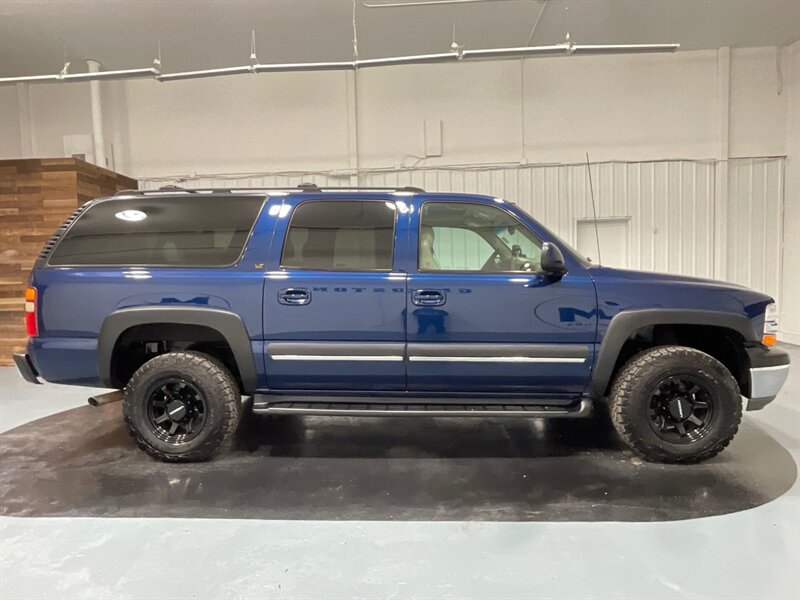 2002 Chevrolet Suburban 2500 LT 4X4 / 8.1L V8 / Leather / LOCAL / Sunroof  / ZERO RUST / 3RD ROW SEAT - Photo 4 - Gladstone, OR 97027