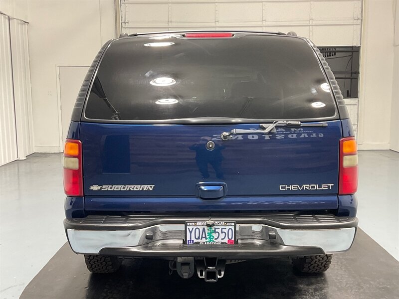 2002 Chevrolet Suburban 2500 LT 4X4 / 8.1L V8 / Leather / LOCAL / Sunroof  / ZERO RUST / 3RD ROW SEAT - Photo 6 - Gladstone, OR 97027