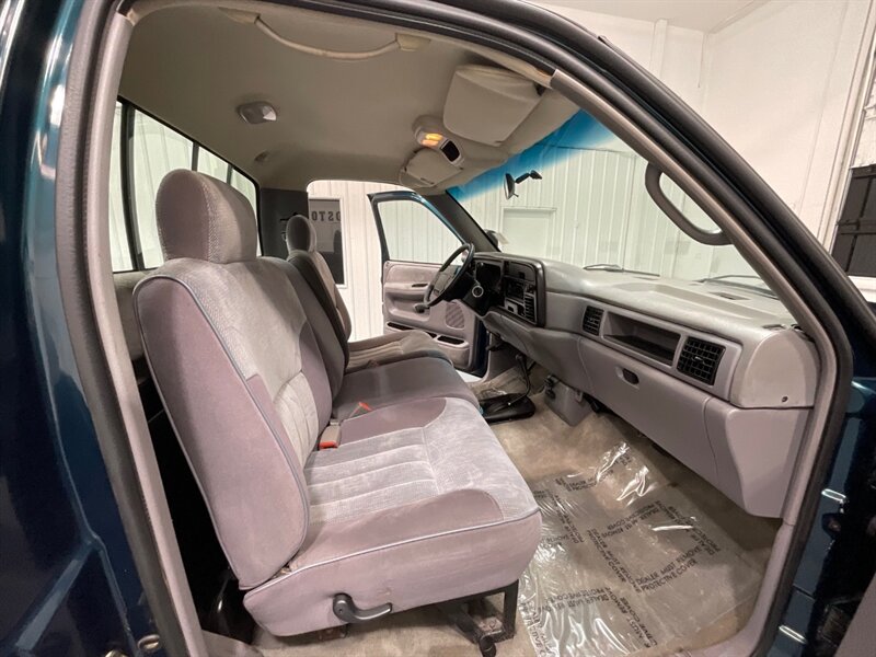 1994 Dodge Ram 2500 Laramie SLT Regular Cab 4X4 /5.2L V8/ 51,000 MILES  / ZERO RUST / LONG BED / BRAND NEW TIRES - Photo 13 - Gladstone, OR 97027