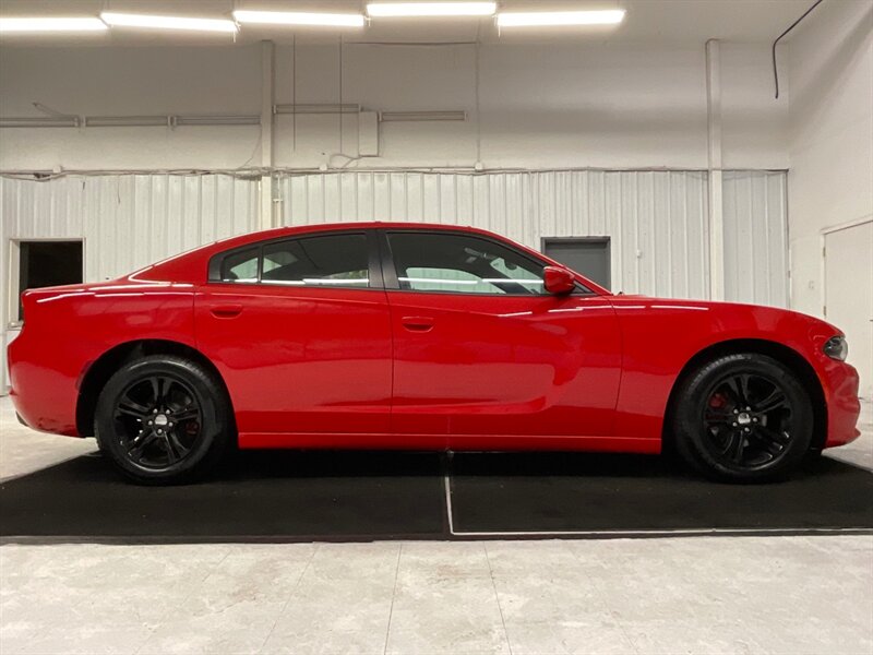 2017 Dodge Charger SE Sedan / V6 / 8-Speed Transmission /Remote Start  / LOCAL OREGON CAR / 48K Miles - Photo 4 - Gladstone, OR 97027