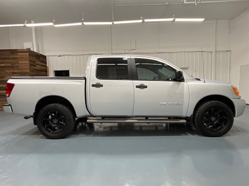 2011 Nissan Titan SV Crew Cab 4X4 / 5.6L V8 / Navi & backup Camera  / ZERO RUST - Photo 4 - Gladstone, OR 97027