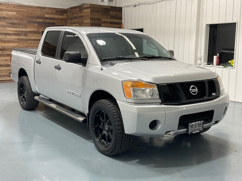 2011 Nissan Titan SV Crew Cab 4X4 / 5.6L V8 / Navi & backup Camera  / ZERO RUST - Photo 2 - Gladstone, OR 97027