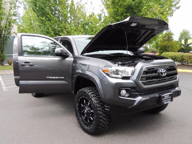 2017 Toyota Tacoma SR5 V6 / 4x4 / Double cab / Backup / LIFTED LIFTED