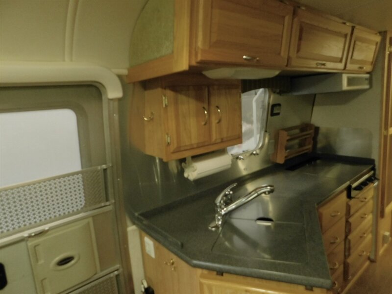 2006 Airstream Rt Classic Series M-30 / 31 Ft w/ Slide Out/75Th A Classic Series M-30   - Photo 12 - Gladstone, OR 97027