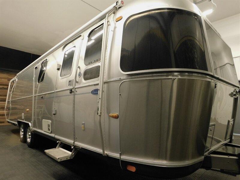 2006 Airstream Rt Classic Series M-30 / 31 Ft w/ Slide Out/75Th A Classic Series M-30   - Photo 2 - Gladstone, OR 97027