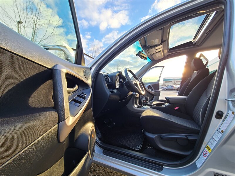 2006 Toyota RAV4 Sport  / FOUR WHEEL DRIVE / EXCELLENT CONDITION ! - Photo 13 - Portland, OR 97217