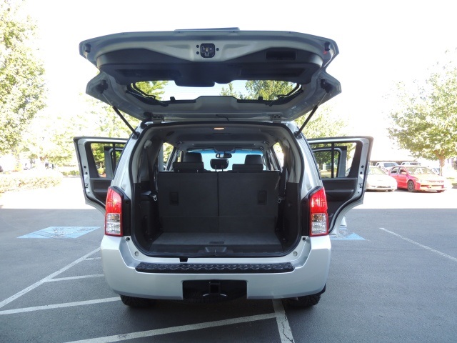 2005 Nissan Pathfinder LE / 4X4 / 3RD Seat / Navigation / 22-inch Wheels   - Photo 16 - Portland, OR 97217