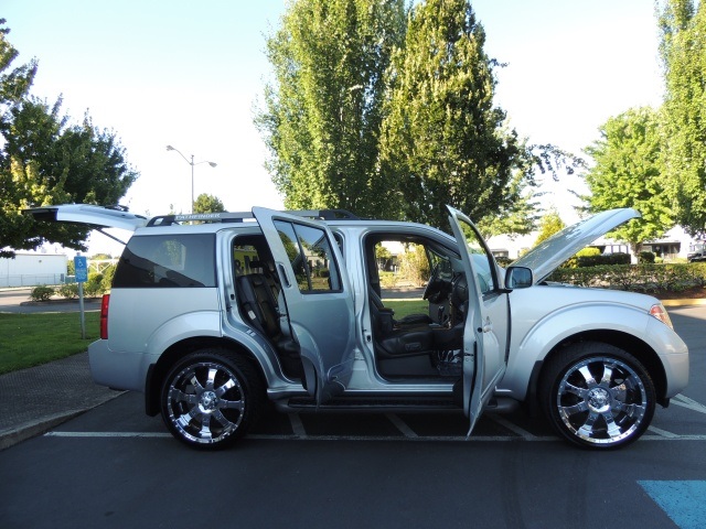 2005 Nissan Pathfinder LE / 4X4 / 3RD Seat / Navigation / 22-inch Wheels   - Photo 18 - Portland, OR 97217