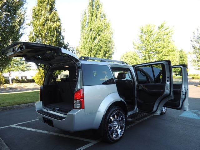 2005 Nissan Pathfinder LE / 4X4 / 3RD Seat / Navigation / 22-inch Wheels   - Photo 17 - Portland, OR 97217