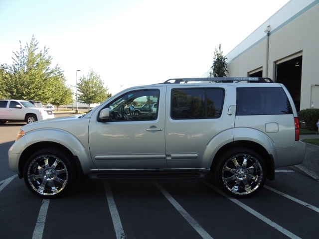 2005 Nissan Pathfinder LE / 4X4 / 3RD Seat / Navigation / 22-inch Wheels   - Photo 3 - Portland, OR 97217