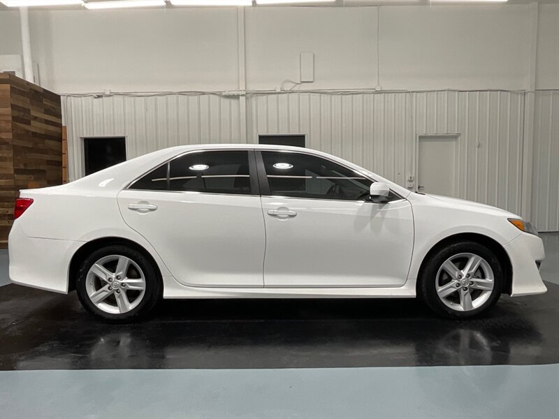 2014 Toyota Camry SE Sedan / 2.5L 4Cyl / Backup Camera / Excel Cond   - Photo 4 - Gladstone, OR 97027