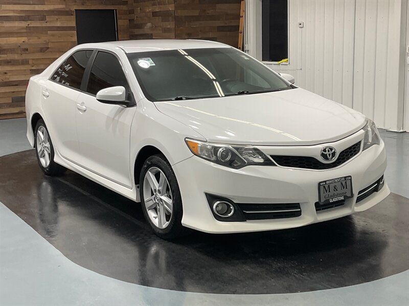 2014 Toyota Camry SE Sedan / 2.5L 4Cyl / Backup Camera / Excel Cond   - Photo 2 - Gladstone, OR 97027