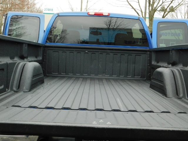 2004 Chevrolet Silverado 3500 LT 4dr / 4X4 / V8 8.1Liter / DUALLY / LOW LOW MILE   - Photo 17 - Portland, OR 97217