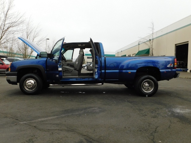 2004 Chevrolet Silverado 3500 LT 4dr / 4X4 / V8 8.1Liter / DUALLY / LOW LOW MILE   - Photo 22 - Portland, OR 97217