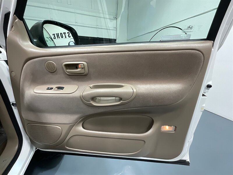 2000 Toyota Tundra SR5 4X4 / 4.7L V8/LIFTED/FRESH TIMING BELT SERVICE / ZERO RUST - Photo 33 - Gladstone, OR 97027