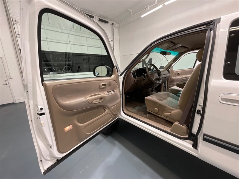 2000 Toyota Tundra SR5 4X4 / 4.7L V8/LIFTED/FRESH TIMING BELT SERVICE / ZERO RUST - Photo 31 - Gladstone, OR 97027