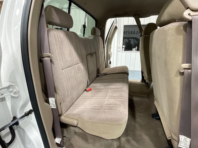 2000 Toyota Tundra SR5 4X4 / 4.7L V8/LIFTED/FRESH TIMING BELT SERVICE / ZERO RUST - Photo 14 - Gladstone, OR 97027