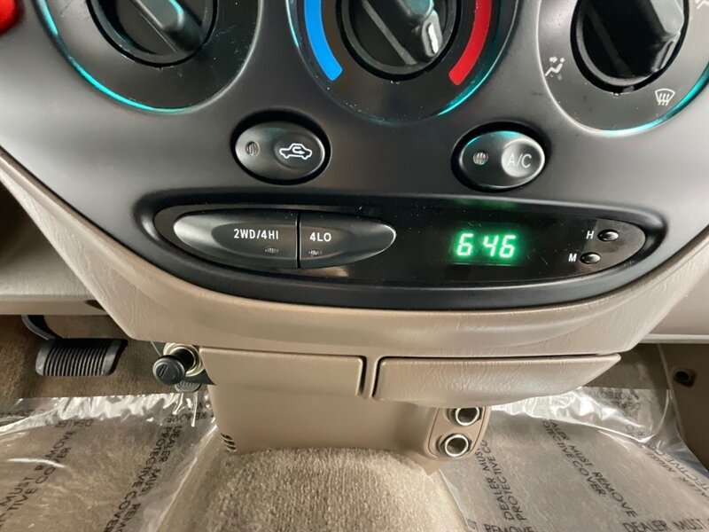 2000 Toyota Tundra SR5 4X4 / 4.7L V8/LIFTED/FRESH TIMING BELT SERVICE / ZERO RUST - Photo 18 - Gladstone, OR 97027