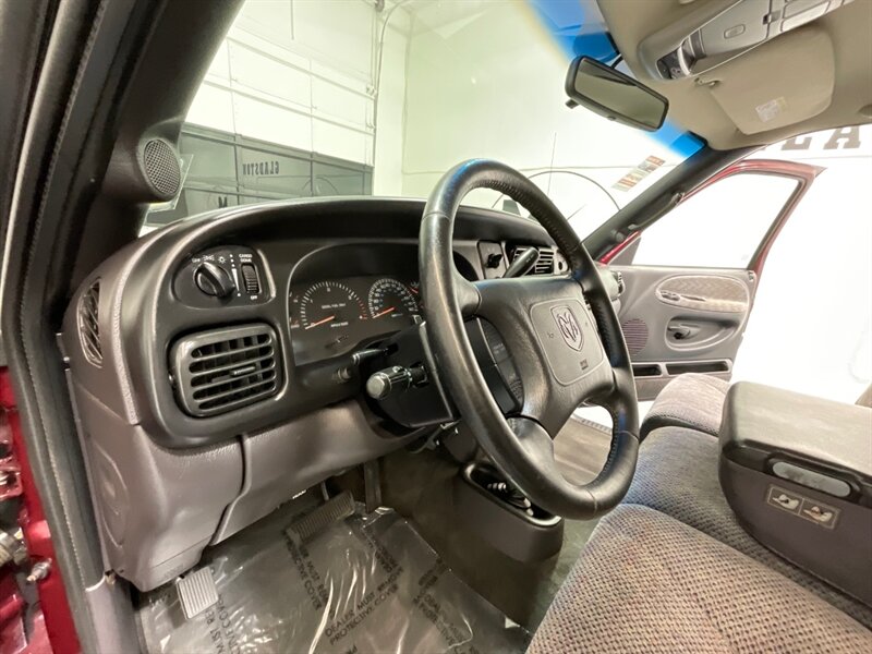 2001 Dodge Ram 2500 SLT 4X4 / 5.9L CUMMINS DIESEL /1-OWNER / 74K MILES / LOCAL OREGON TRUCK / ZERO RUST / LONG BED - Photo 36 - Gladstone, OR 97027