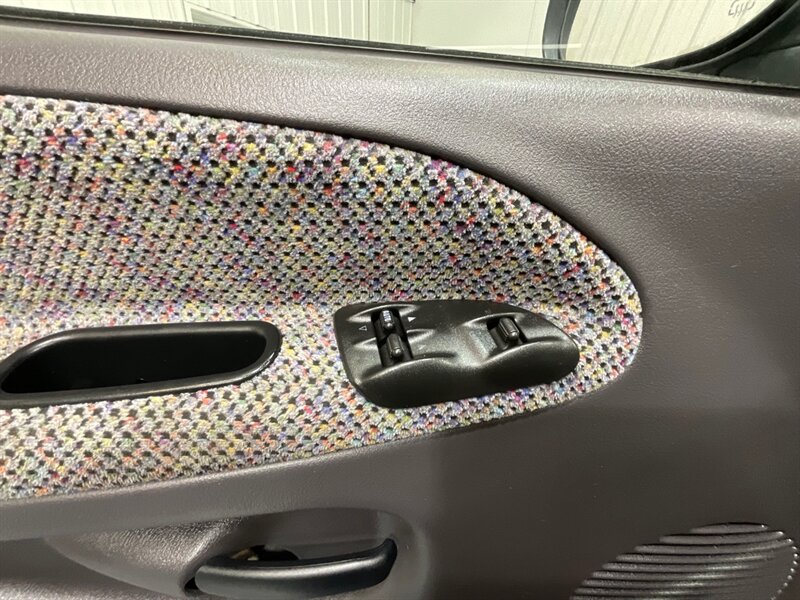 2001 Dodge Ram 2500 SLT 4X4 / 5.9L CUMMINS DIESEL /1-OWNER / 74K MILES / LOCAL OREGON TRUCK / ZERO RUST / LONG BED - Photo 35 - Gladstone, OR 97027