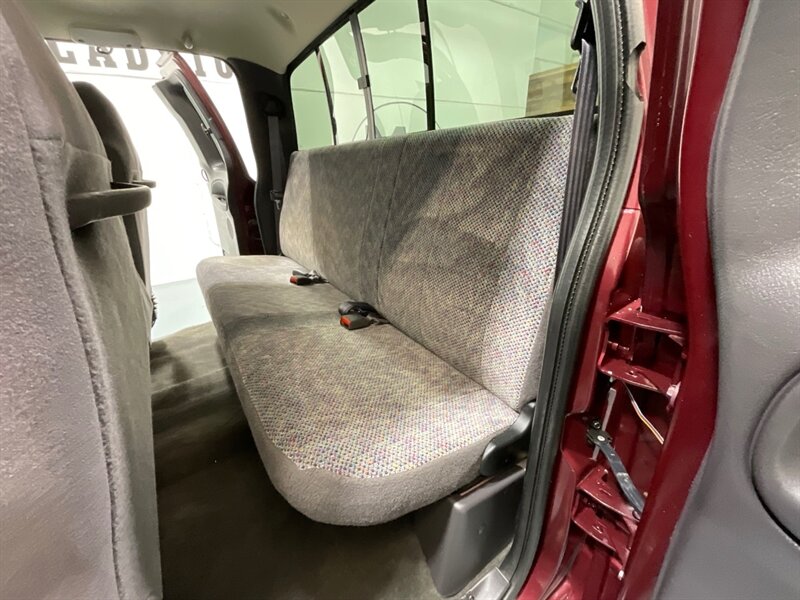 2001 Dodge Ram 2500 SLT 4X4 / 5.9L CUMMINS DIESEL /1-OWNER / 74K MILES / LOCAL OREGON TRUCK / ZERO RUST / LONG BED - Photo 14 - Gladstone, OR 97027