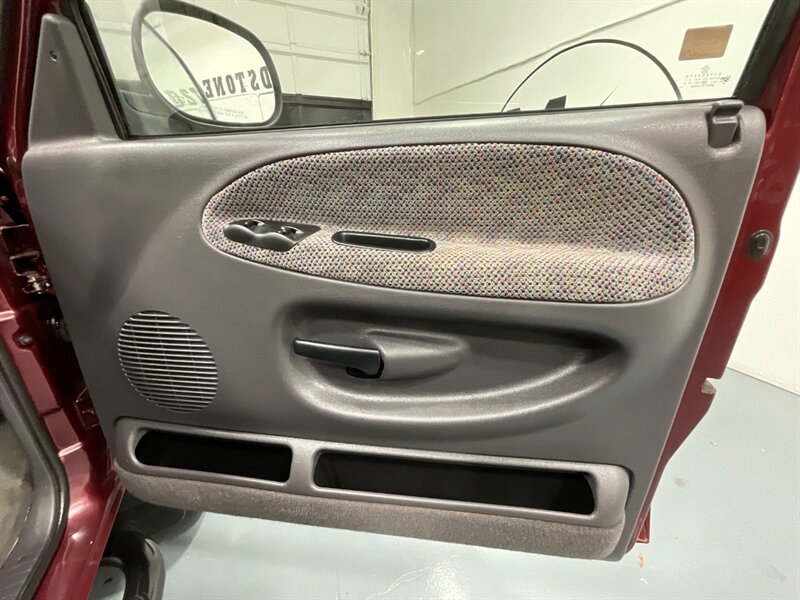 2001 Dodge Ram 2500 SLT 4X4 / 5.9L CUMMINS DIESEL /1-OWNER / 74K MILES / LOCAL OREGON TRUCK / ZERO RUST / LONG BED - Photo 34 - Gladstone, OR 97027