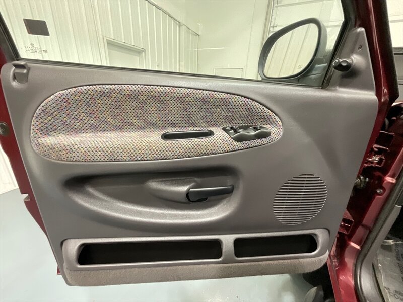 2001 Dodge Ram 2500 SLT 4X4 / 5.9L CUMMINS DIESEL /1-OWNER / 74K MILES / LOCAL OREGON TRUCK / ZERO RUST / LONG BED - Photo 33 - Gladstone, OR 97027