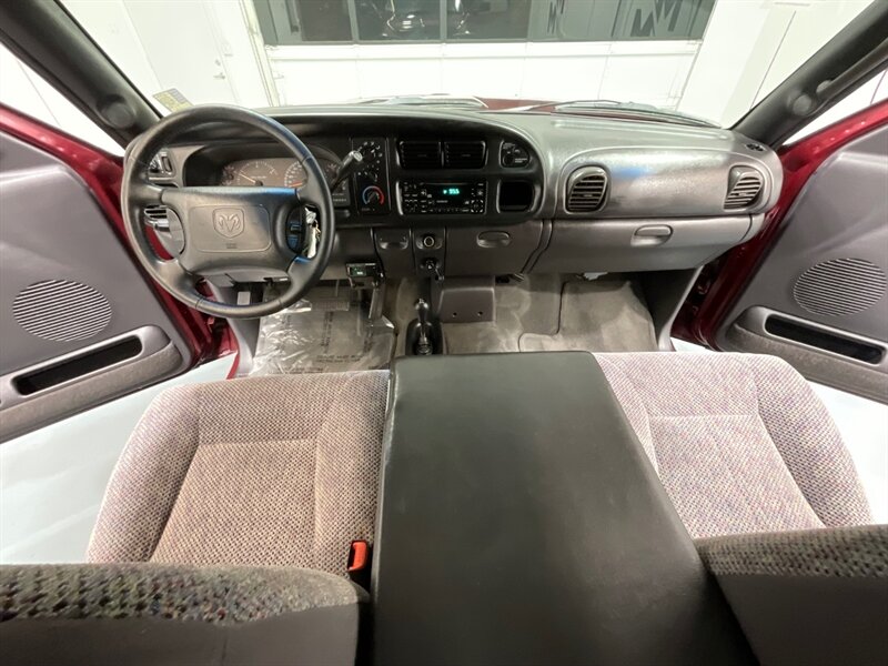 2001 Dodge Ram 2500 SLT 4X4 / 5.9L CUMMINS DIESEL /1-OWNER / 74K MILES / LOCAL OREGON TRUCK / ZERO RUST / LONG BED - Photo 38 - Gladstone, OR 97027