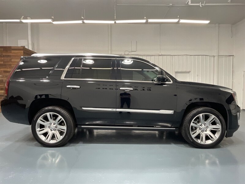 2019 Cadillac Escalade Premium Luxury 4WD / 6.2L V8 / 1-OWNER / LOADED  / ZERO RUST / Heated & Cooled Leather Seats / Heads up Display - Photo 4 - Gladstone, OR 97027