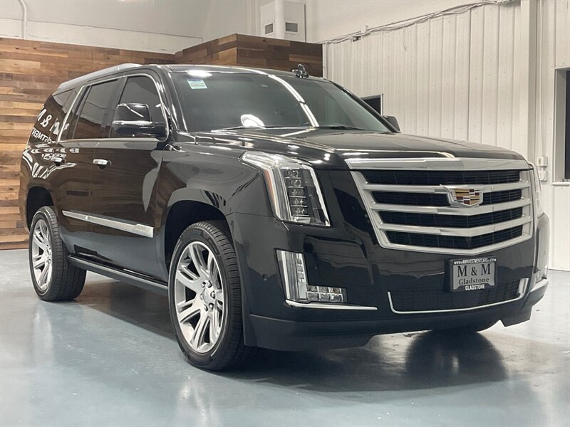 2019 Cadillac Escalade Premium Luxury 4WD / 6.2L V8 / 1-OWNER / LOADED  / ZERO RUST / Heated & Cooled Leather Seats / Heads up Display - Photo 2 - Gladstone, OR 97027