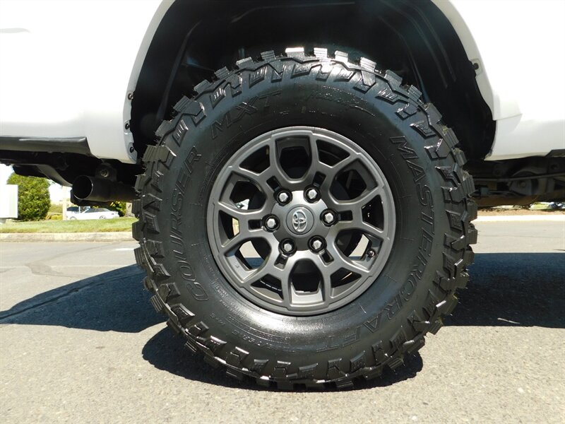 2017 Toyota Tacoma SR5 V6 Double Cab 4X4 / 1-Owner / LIFTED LIFTED   - Photo 22 - Portland, OR 97217