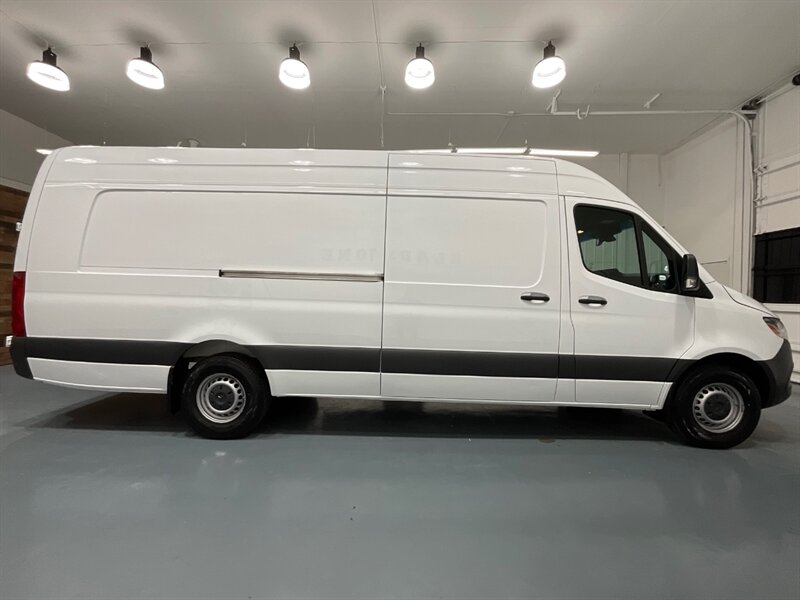 2021 Mercedes-Benz Sprinter 2500 CARGO VAN / 4Cyl DIESEL/ HIGH ROOF EXTENDED  / 1-OWNER LOCAL / BRAND NEW TIRES / HIGH ROOF 170 " WB / EXTRA LONG - Photo 4 - Gladstone, OR 97027