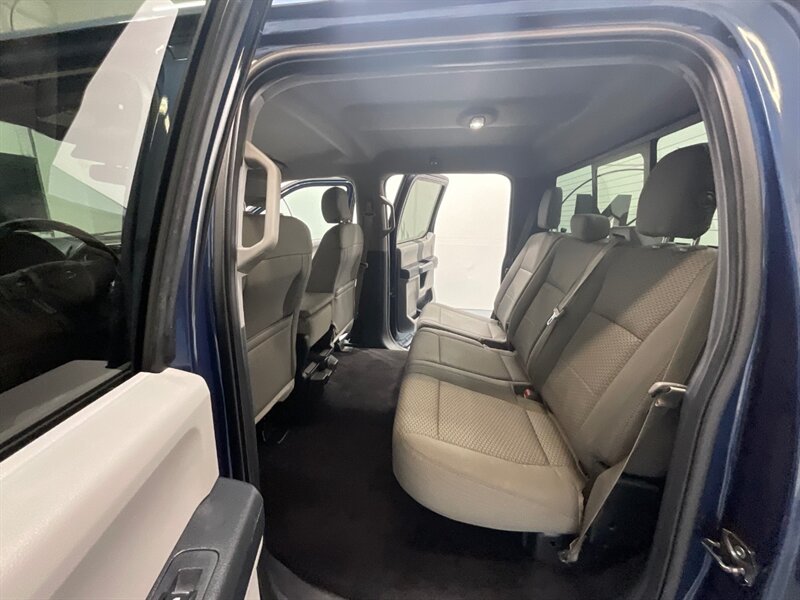 2015 Ford F-150 XLT Crew Cab 4X4 / 5.0L V8 / FX4 OFF RD /NEW TIRES  / ZERO RUST / Backup Camera / Rear Airbags / ONLY 86K MILES - Photo 12 - Gladstone, OR 97027