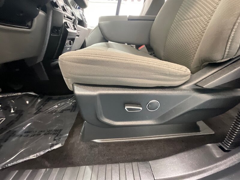 2015 Ford F-150 XLT Crew Cab 4X4 / 5.0L V8 / FX4 OFF RD /NEW TIRES  / ZERO RUST / Backup Camera / Rear Airbags / ONLY 86K MILES - Photo 20 - Gladstone, OR 97027