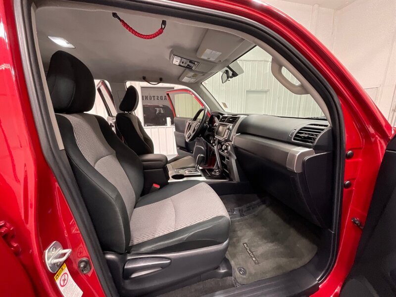 2018 Toyota 4Runner SR5 Sport Utility 4X4 / Backup Camera / LIFTED  / ZERO RUST / LIFTED w. NEW WHEELS - Photo 14 - Gladstone, OR 97027