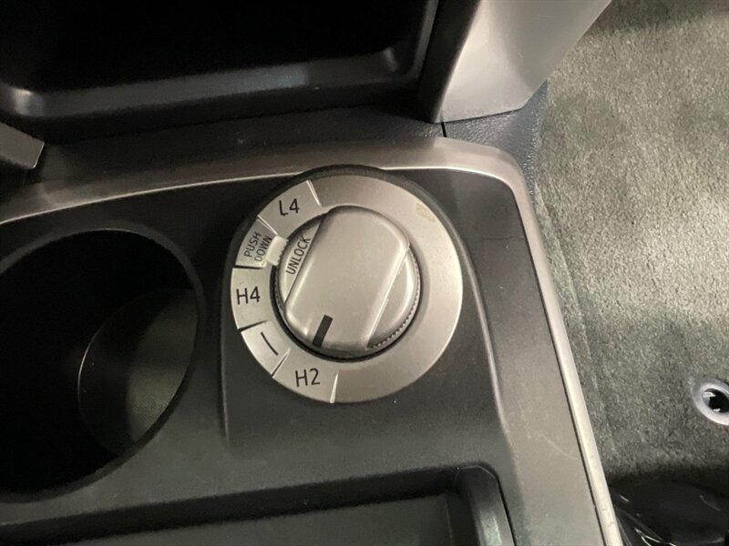 2018 Toyota 4Runner SR5 Sport Utility 4X4 / Backup Camera / LIFTED  / ZERO RUST / LIFTED w. NEW WHEELS - Photo 40 - Gladstone, OR 97027