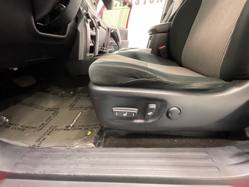 2018 Toyota 4Runner SR5 Sport Utility 4X4 / Backup Camera / LIFTED  / ZERO RUST / LIFTED w. NEW WHEELS - Photo 34 - Gladstone, OR 97027