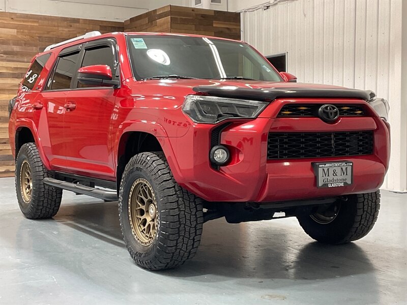 2018 Toyota 4Runner SR5 Sport Utility 4X4 / Backup Camera / LIFTED  / ZERO RUST / LIFTED w. NEW WHEELS - Photo 2 - Gladstone, OR 97027